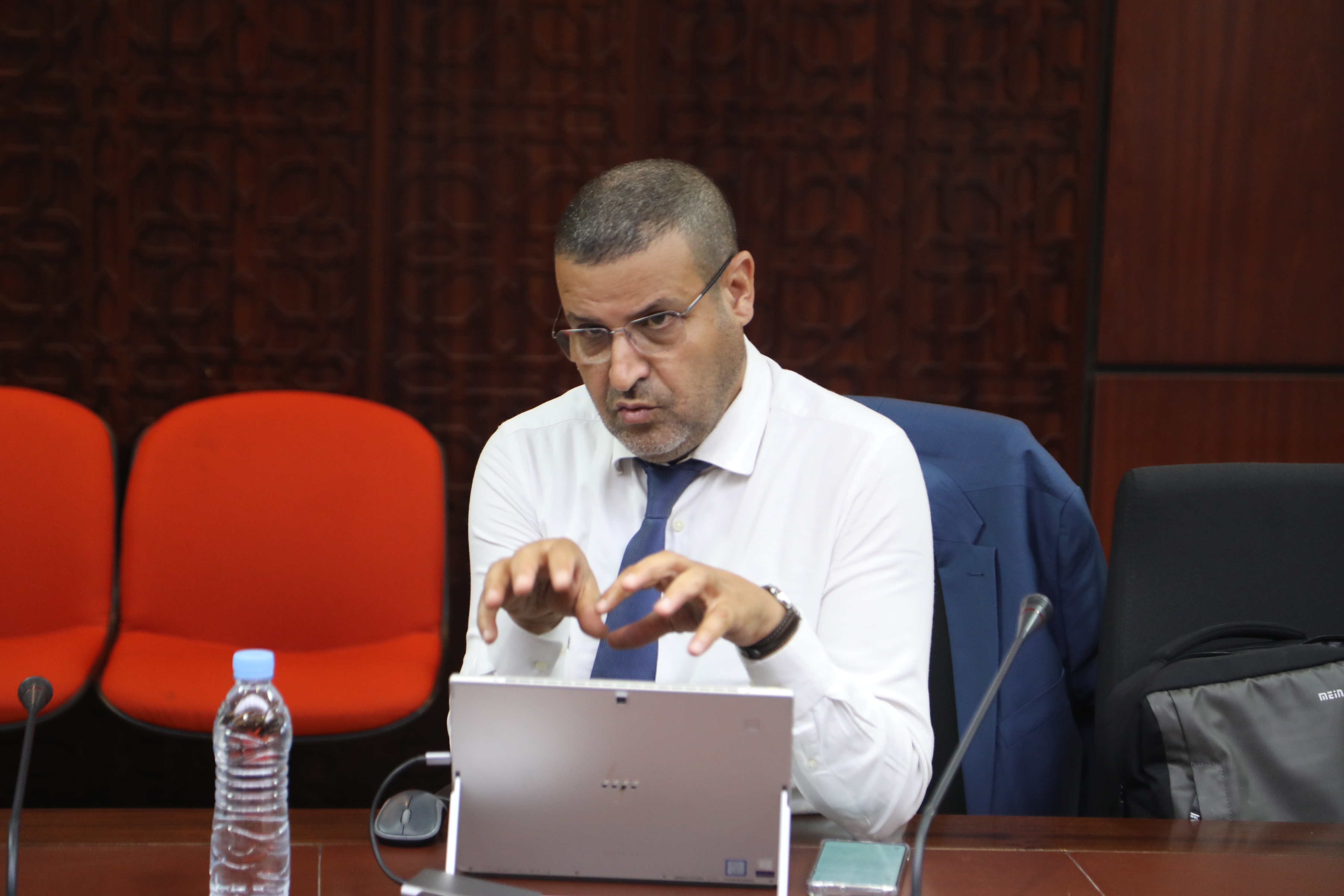حيكر يكتب: رقابة البرلمان على الحكومة...إشكاليات البرمجة الأسبوعية للأسئلة الشفهية