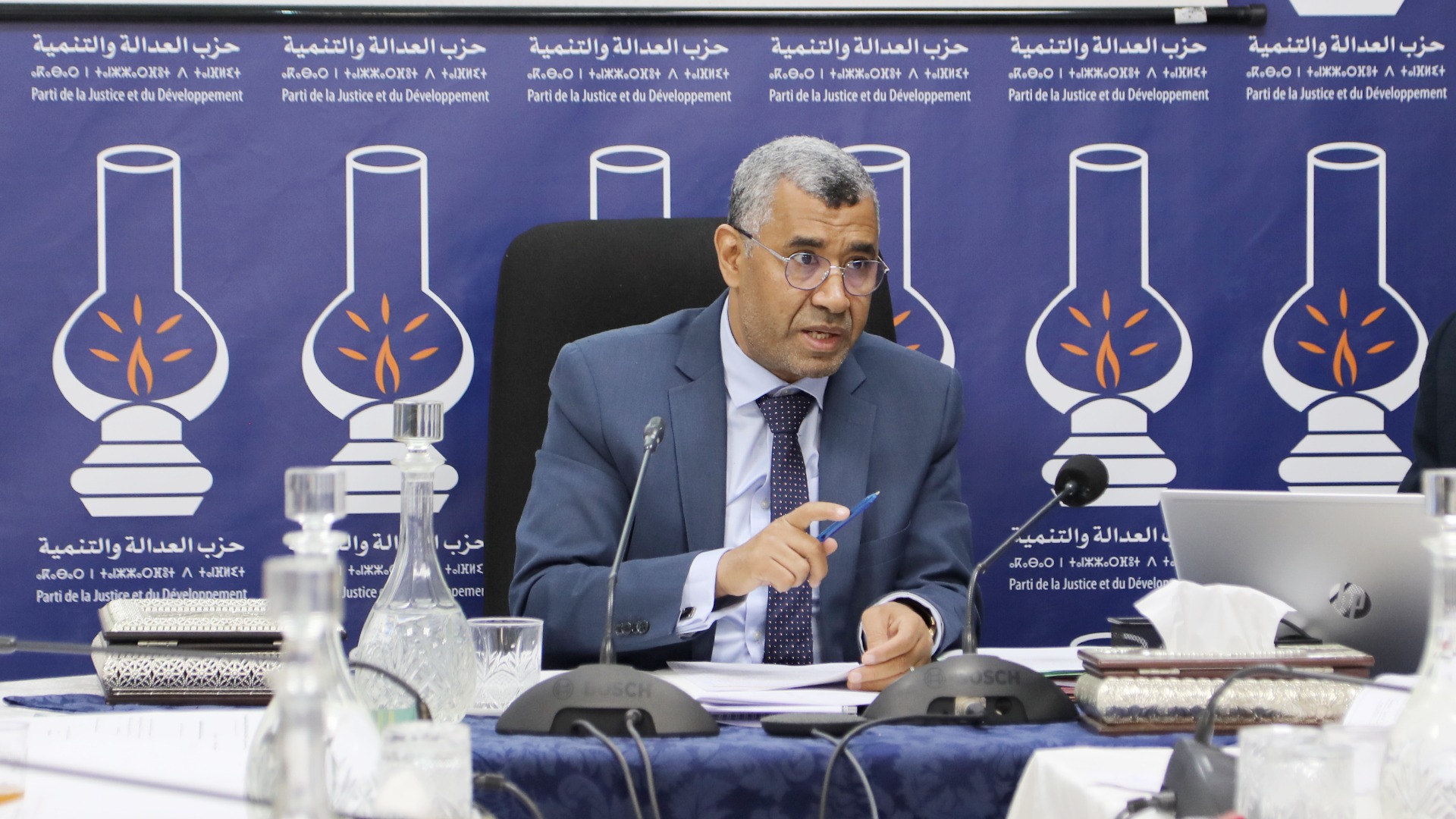 بووانو يهنئ المستفيدين من زيادة الحكومة ويحذر من أن تكون قنبلة دخانية لتسويات مع النقابات